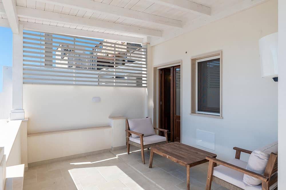 Entire apartment, Room 'Primo Piano - Camera 2' with Private Garden, Wi-Fi and Air Conditioning in Pulsano, Gulf of Taranto