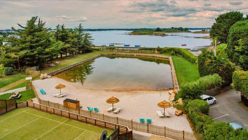 Location de vacances pour 4 personnes, avec piscine et bassin pour enfant ainsi que vue et jardin dans Ilot De De Saint Cado - 2