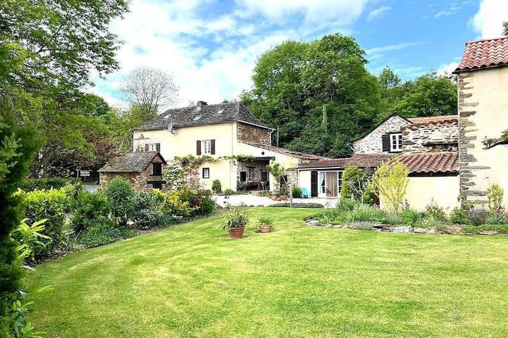 Location de vacances pour 4 personnes, avec piscine et jardin à Jouqueviel