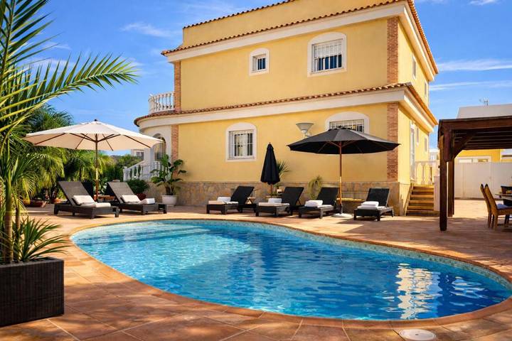 Casa rural para 6 personas, con piscina además de vistas y jardín en Santa Pola