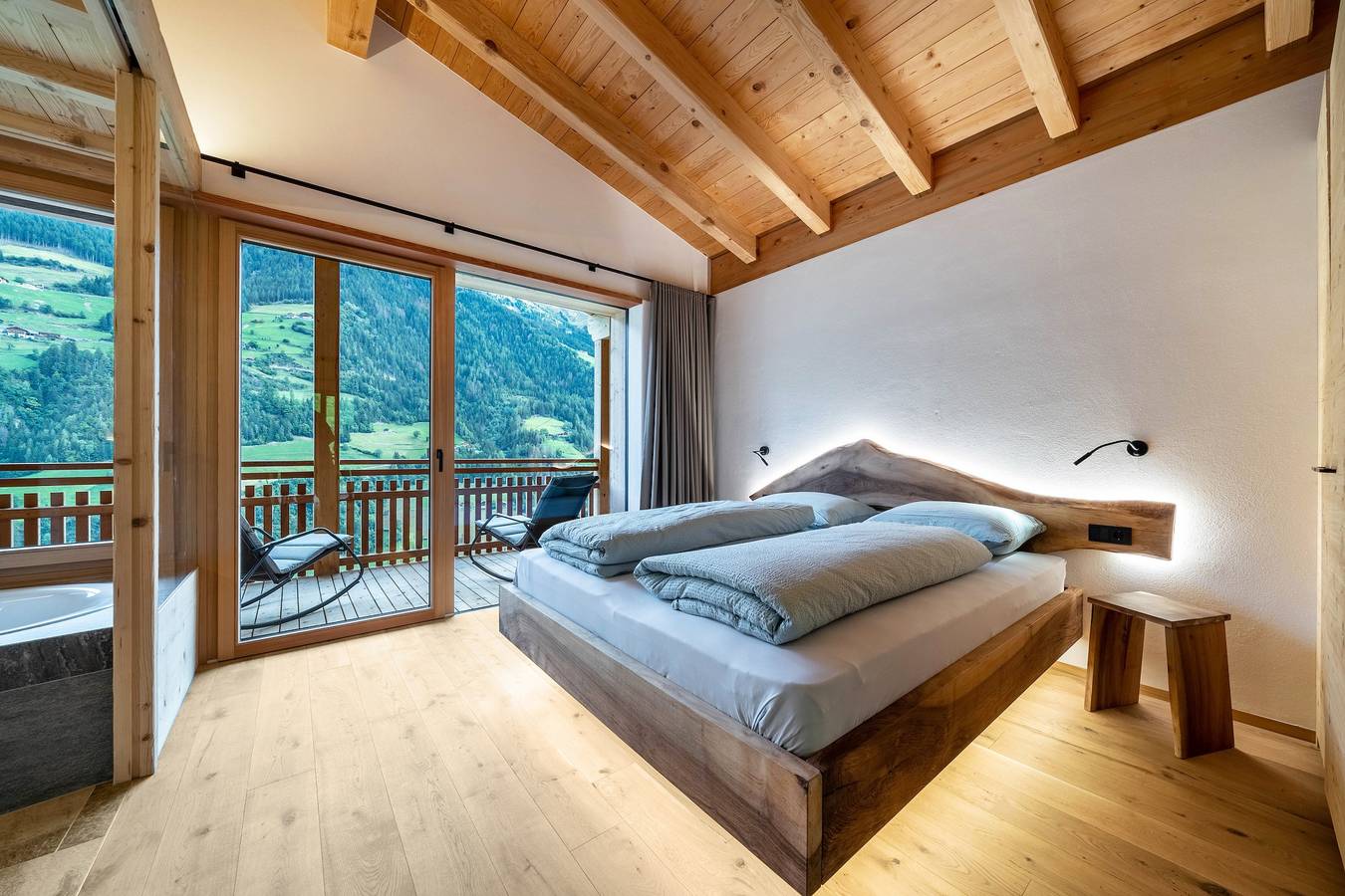 Entire apartment, Lagar holiday flat 'Struzer Michele' with private loggia and mountain view in St. Martin in Passeier, Passeiertal