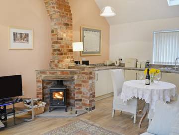 Log Cabin for 2 People in Saxilby with Ingleby, Lincolnshire, Photo 4