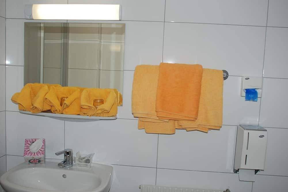 Dreibettzimmer, Balkon, Seeblick - Pension Agnes in Karawanken und Bachergebirge, Sankt Kanzian am Klopeiner See