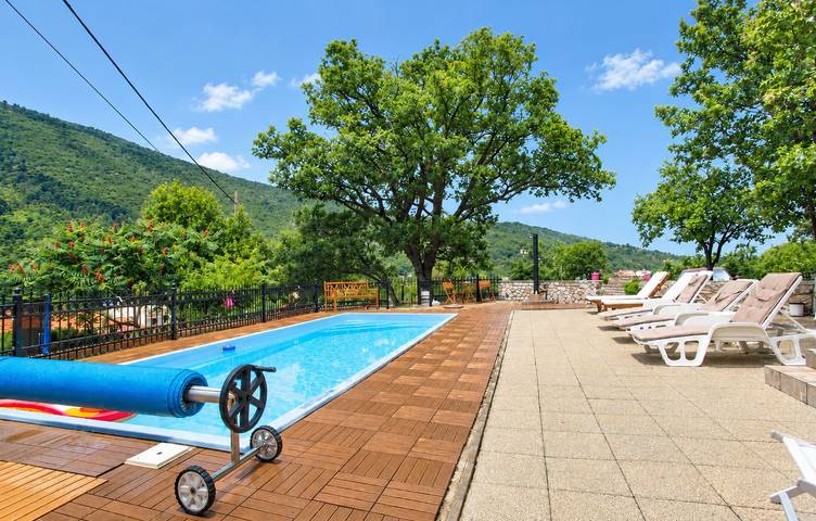 Ferienhaus für 10 Personen, mit Garten und Pool in Golovik