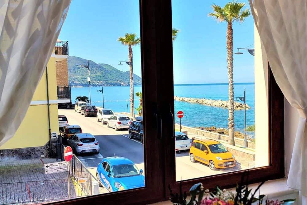 Geheel appartement, Panoramic Apartment on the Seafront of Castellabate in Santa Maria di Castellabate, Cilento