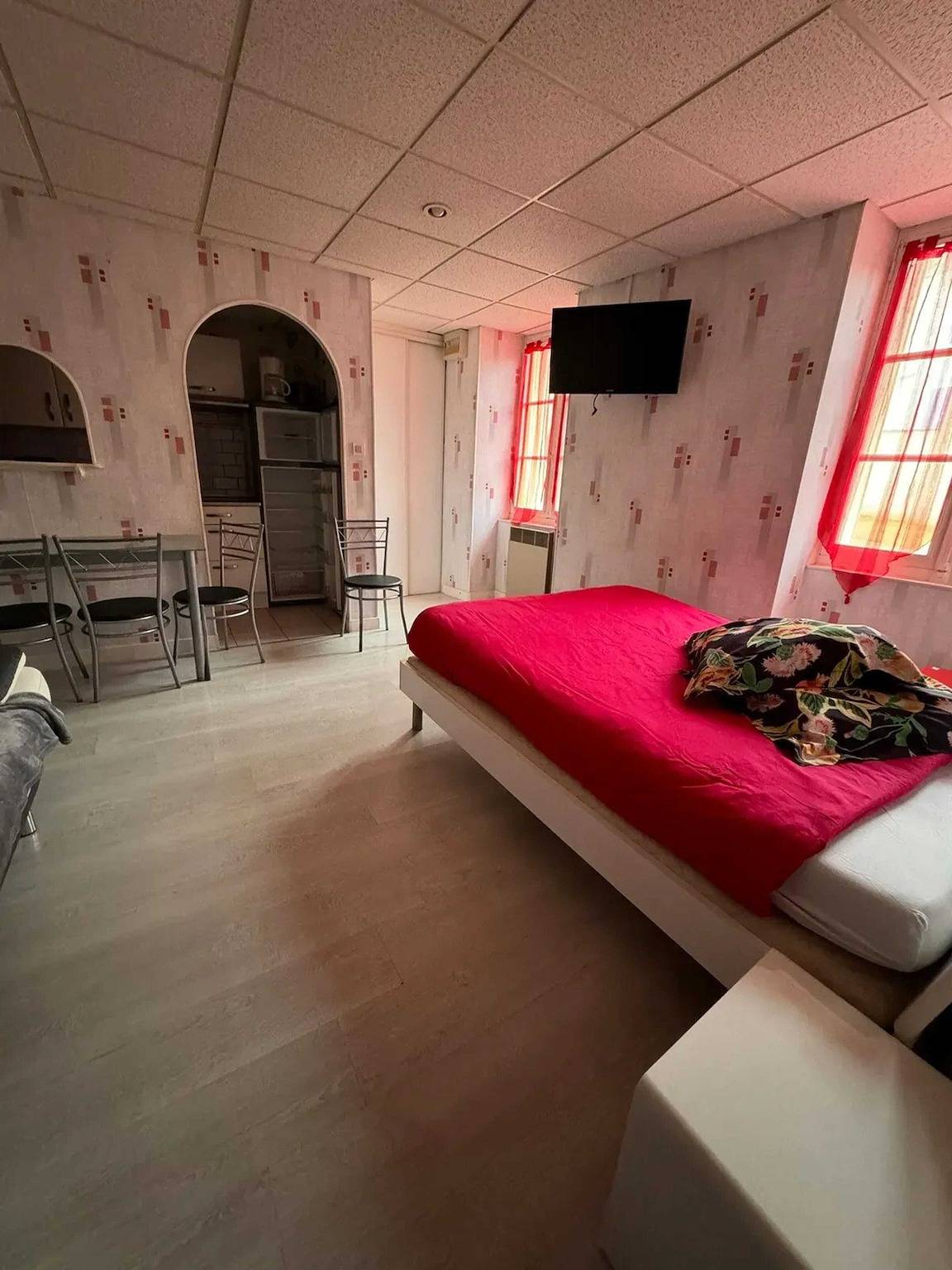 Estudio entero, Estudio encantador en Néris-les-Bains - 25 m² con terraza in Néris-les-Bains, Región de Montluçon