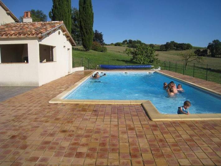 Location de vacances pour 8 personnes, avec terrasse ainsi que vue et piscine à Miradoux