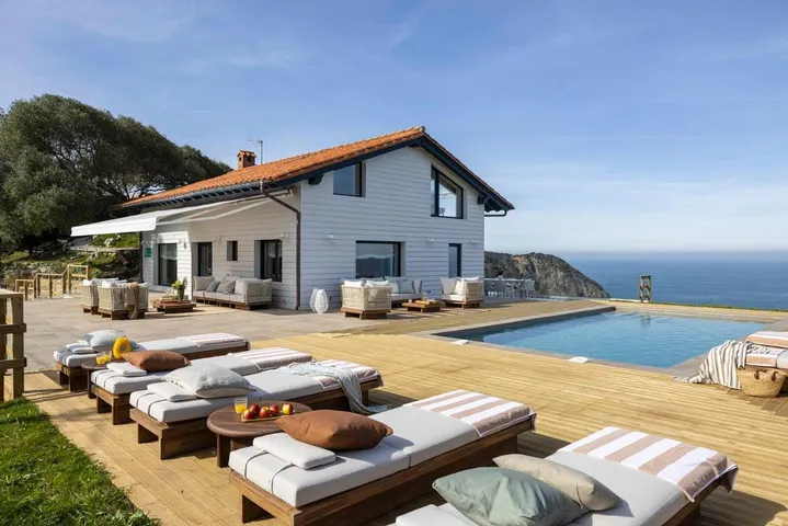 Chalet para 16 personas, con vistas además de jardín y piscina - 1