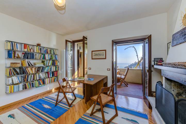 Entire apartment, Holiday Apartment "Antica Limonaia" with Lake View, Shared Pool & Wi-Fi in Gardone Riviera, Garda Mountains