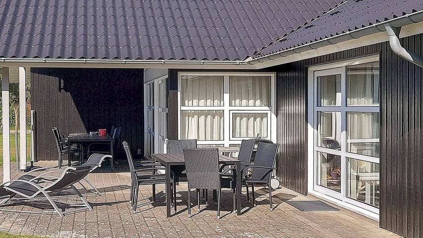 Ferieudlejning for 10 personer, med sauna og pool såvel som jacuzzi og terrasse i Øster Hurup