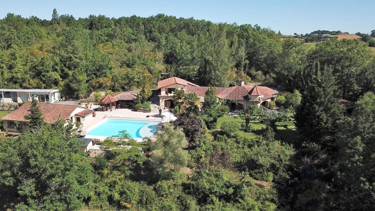 Luxury family villa in the heart of Gascony. Large pool & gorgeous view in Tourdun, Gers