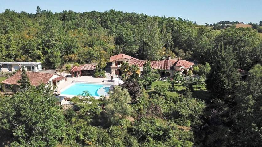 Location de vacances pour 13 personnes, avec Balcon et Terrasse ainsi que Jardin et Piscine à Tourdun