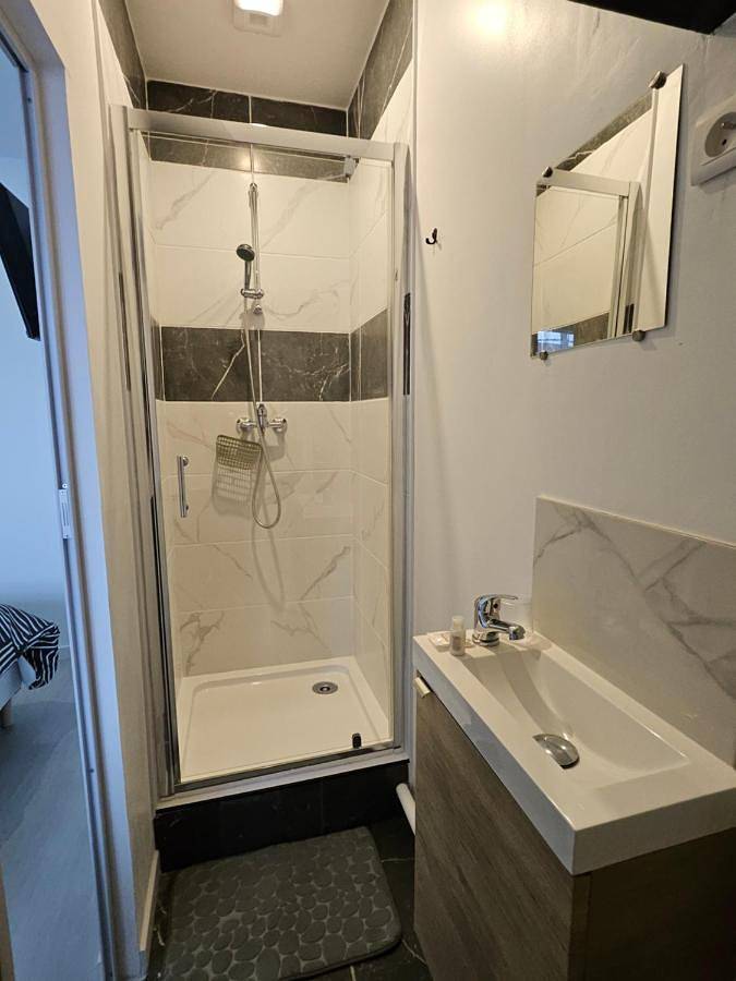 Appartement entier, One-Bedroom Apartment in Neuilly-sur-Marne, Seine-Saint-Denis