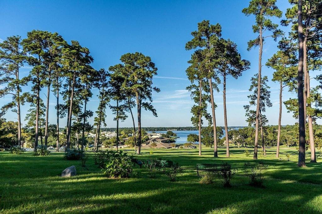 Ganze Wohnung, Wunderschöne Waterfront, aktualisierte Wohnung! Golf, Angeln, Bootfahren, Tennis oder Entspannen. in Lake Conroe