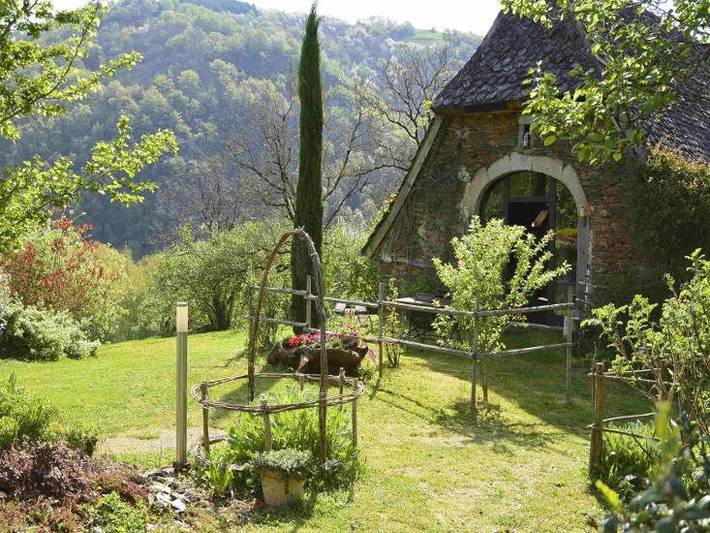 Location de vacances pour 3 personnes, avec jardin ainsi que piscine et vue à Cassaniouze