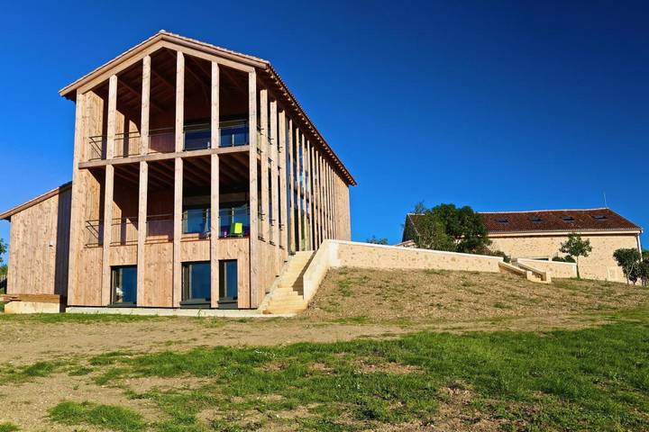 Location de vacances pour 19 personnes, avec Balcon et Jacuzzi ainsi que Terrasse et Piscine à Saint-Martial-de-Valette - 3