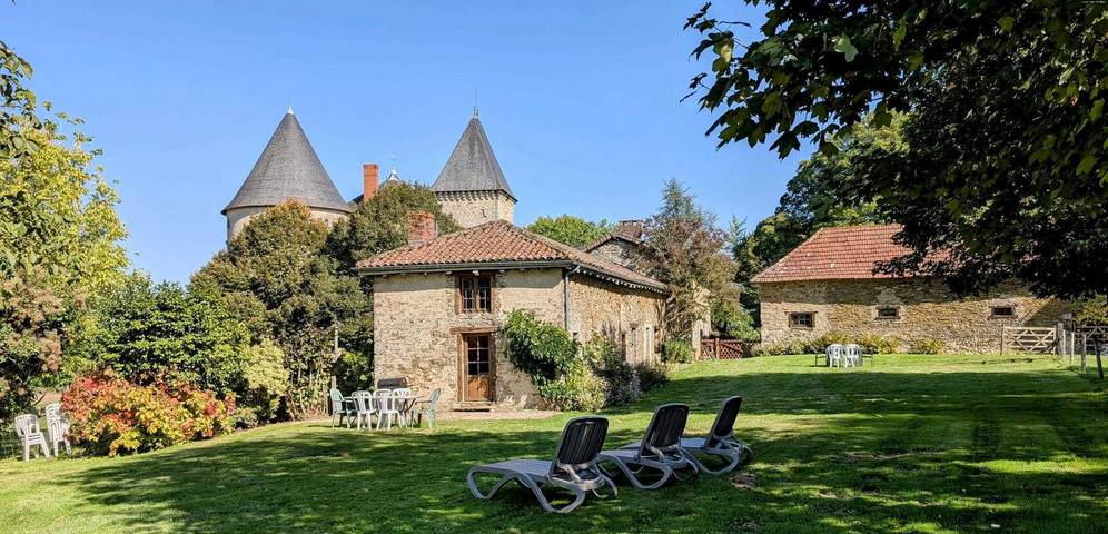 Gîte pour 7 personnes, avec piscine ainsi que jardin et terrasse