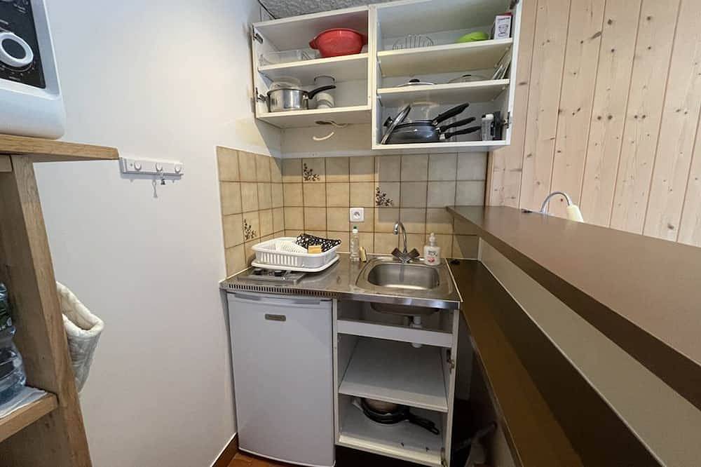 Entire apartment, Studio with balcony in the resort center, close to slopes and ice rink in Le Lioran, Laveissière