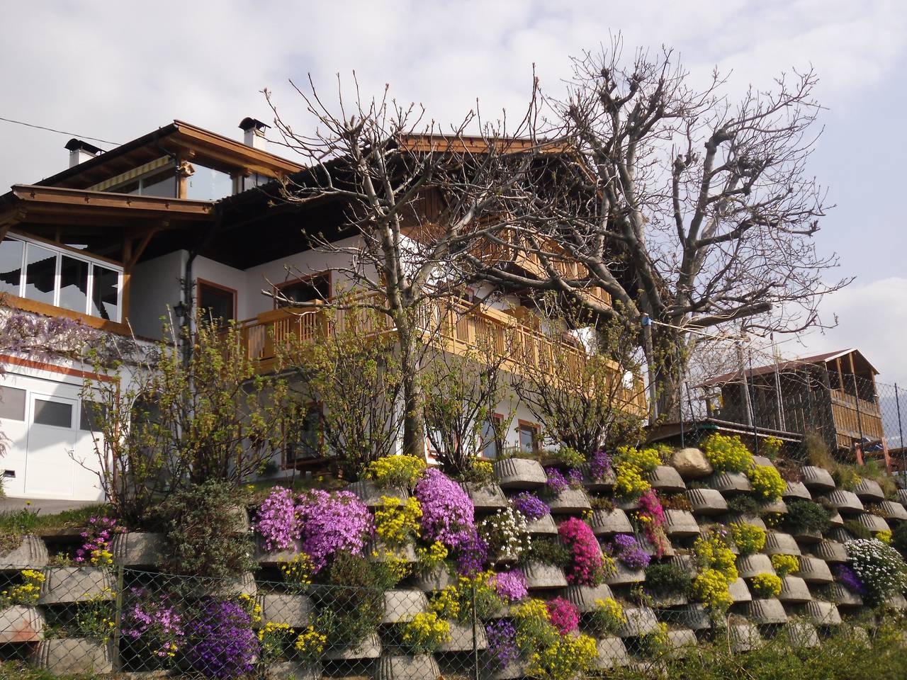 Ganze Wohnung, Apartment „Haus Bergwies“ mit Bergblick, Gemeinschaftspool und Wlan in Kuens, Texelgruppe