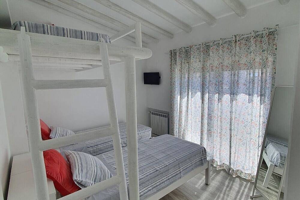 Villa 4 Suits +1, Walking Distance From The Beach, Swimming Pool, Ac, Parking in Praia do Carvalhal, Carvalhal