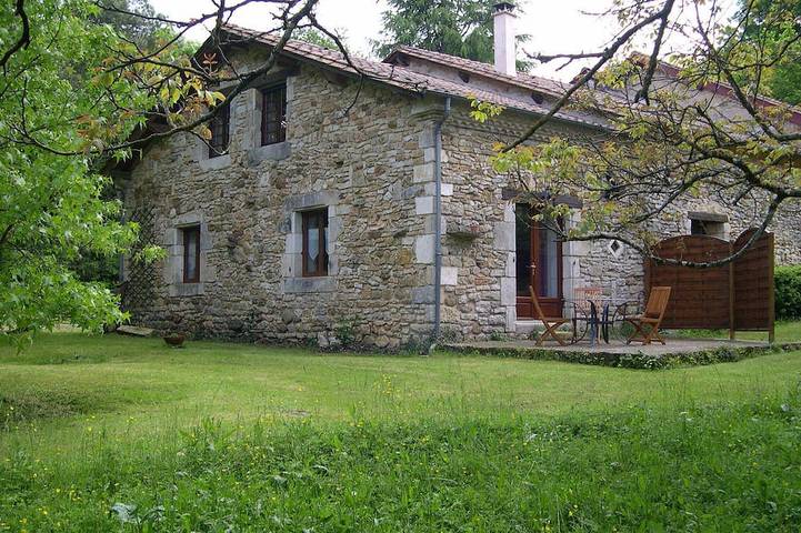 Gîte pour 4 personnes, avec jardin et terrasse, animaux acceptés à Saint-Front-la-Rivière