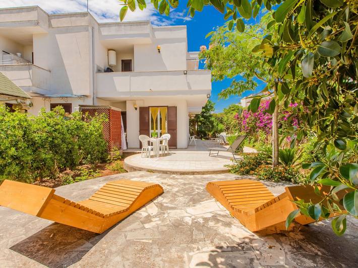 Villa 'Irene' mit Garten, Terrasse und Grill in Spiaggia Mezzaluna, Carovigno