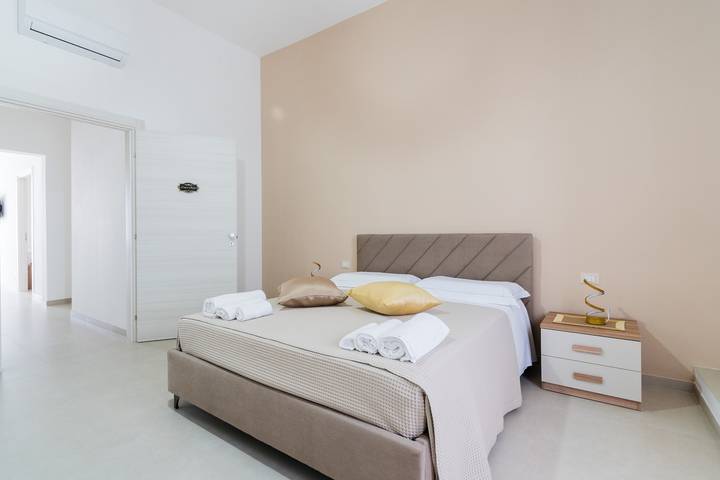 Bed and Breakfast 'Camera Roger' with Balcony, Wi-Fi and Air Conditioning in Galatone, Gulf of Taranto