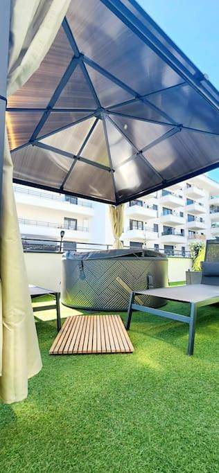 Residence Abraham-Bed&Breakfast Guest Room 2 Ladéfense U-Arena #Parking #Terasse #Fibre #View in Colombes, Hauts-de-Seine