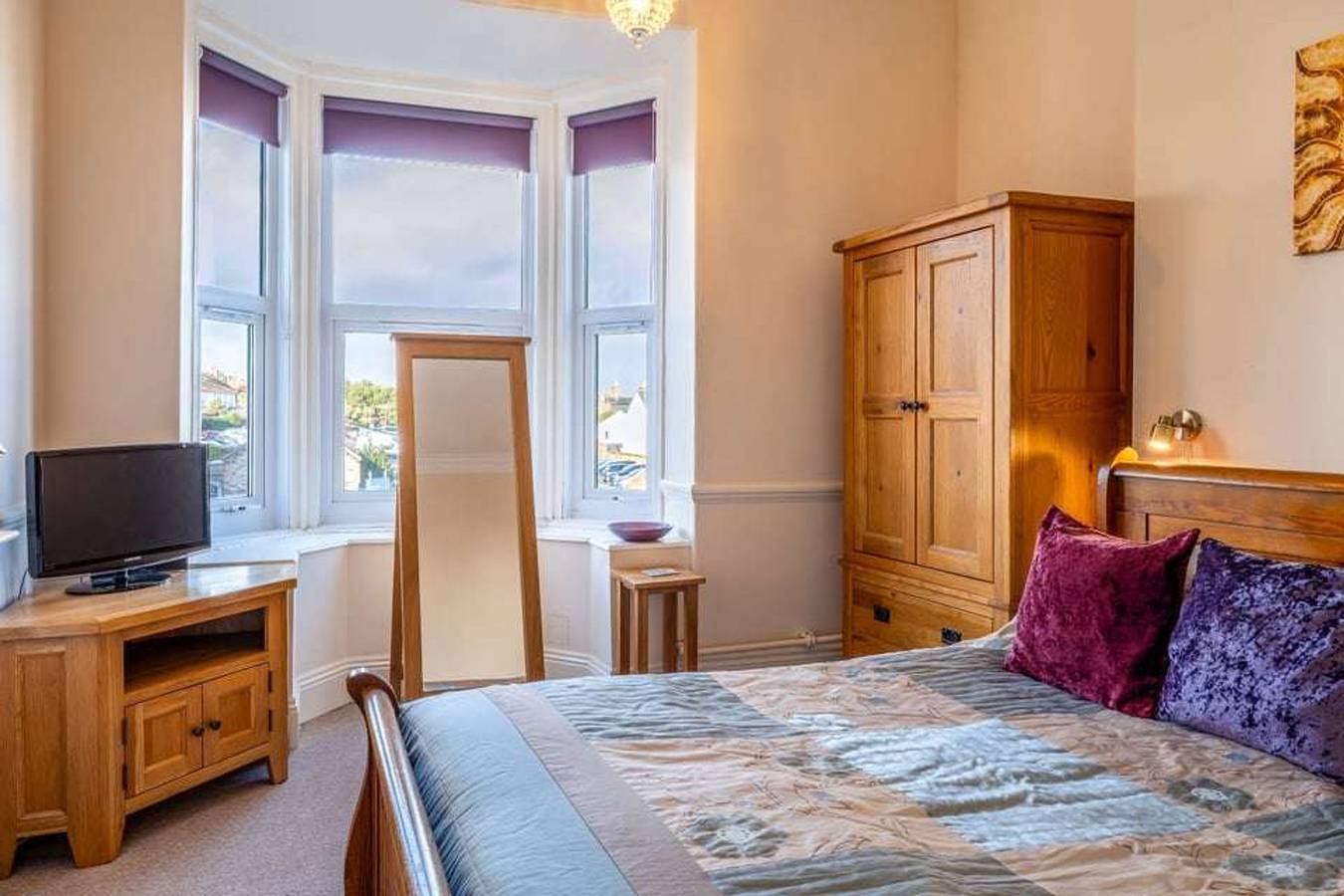 Entire apartment, The Bowling Green  Sea Views in Central Seaton in Seaton, Devon