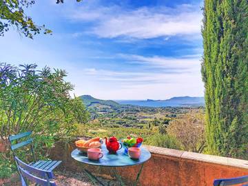 Location de vacances pour 4 personnes, avec jardin ainsi que vue et terrasse, animaux acceptés à La Cadière-d'Azur
