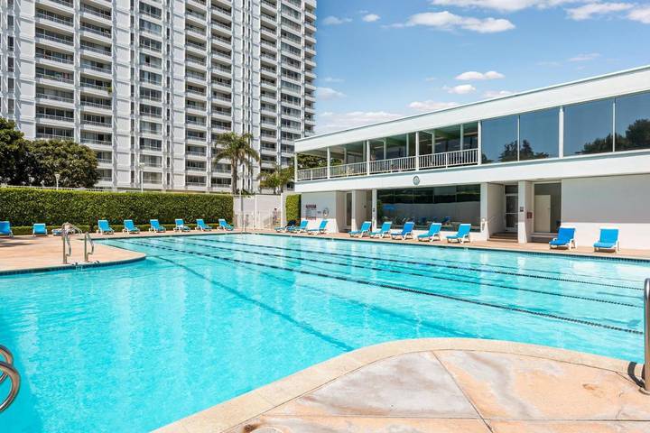 Location de vacances pour 6 personnes, avec piscine ainsi que jacuzzi et balcon à Santa Monica