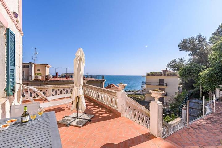 Apartamento para 5 personas, con terraza y vistas en Noli