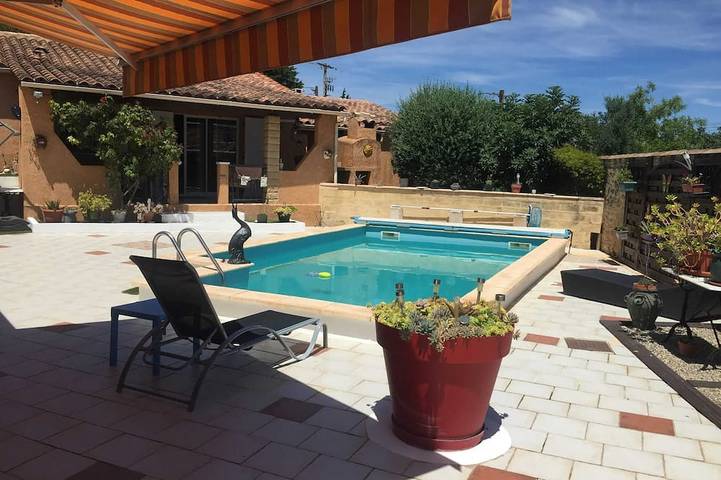 Gîte pour 2 personnes, avec piscine et jardin à Sernhac