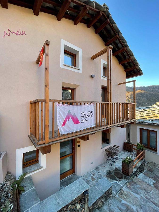 Gîte pour 2 personnes, avec Balcon et Terrasse ainsi que Jardin et Vue à Ostana