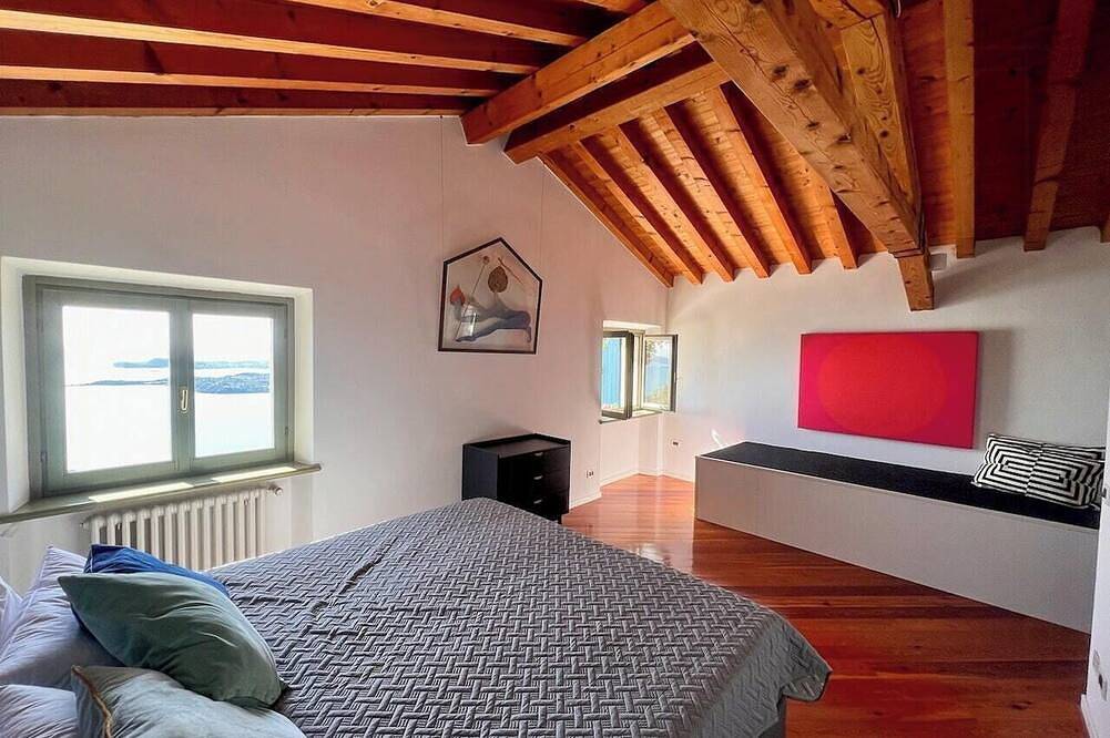 Historische Villa in einem Olivenhain am Gardasee in Gardone Riviera, Gardasee-Berge