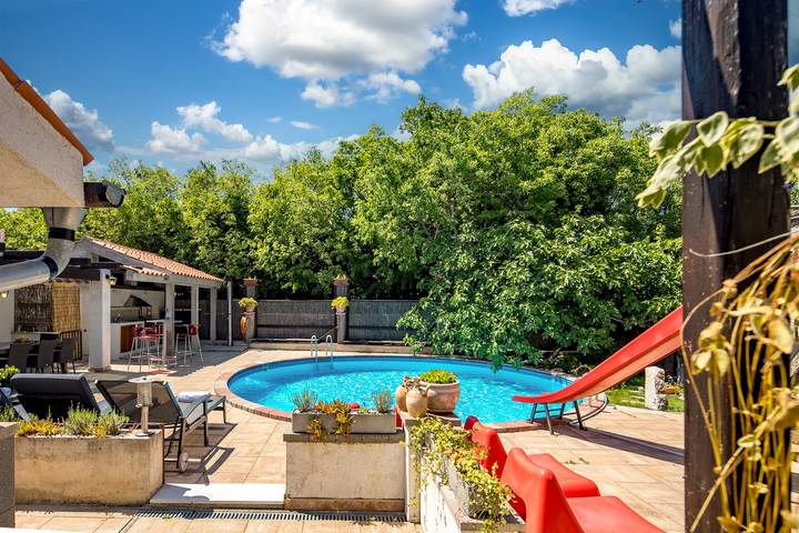 Ferienhaus für 6 Personen, mit Terrasse und Pool, mit Haustier