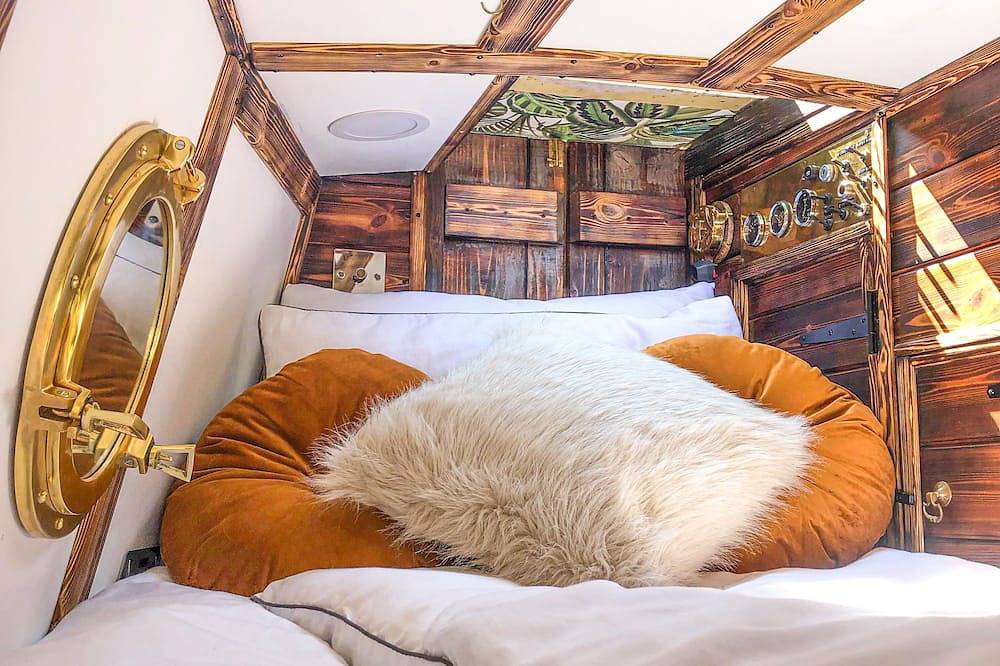 Snug 30ft Narrowboat With Indoor Fireplace in East Dunbartonshire