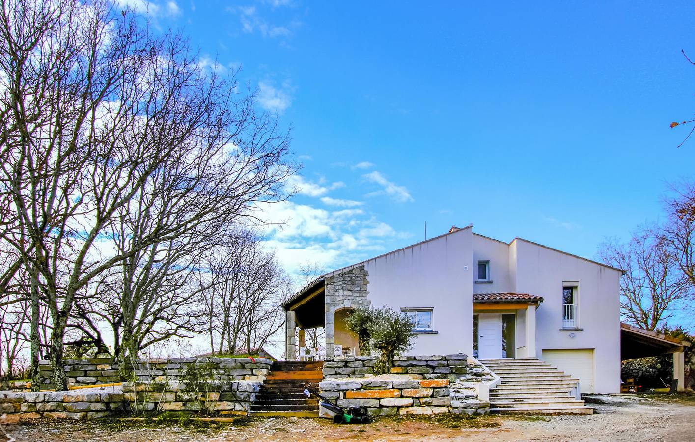 Appartement de luxe avec parking, TV, vue, piscine et Internet in Lussas, Ardèche