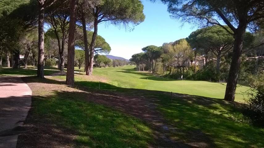 Gîte pour 4 personnes, avec vue ainsi que piscine et jardin, animaux acceptés dans Golf et Tennis Club de Valescure - 2