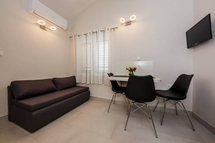 Ferienwohnung für 3 Personen, mit Garten in Grad Šibenik - 4