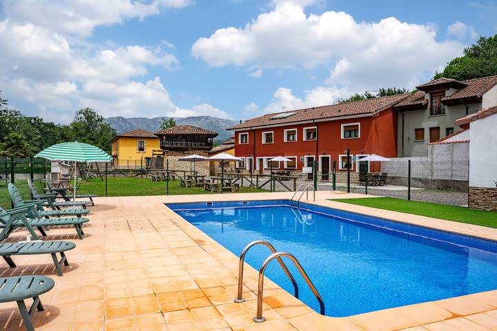 Landelijk huis 'El Cuélebre' met bergzicht, zwembad en barbecue in Parres, Sierra del Sueve