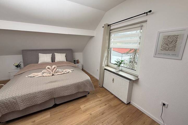 Ganze Wohnung, 2. Zi. Dachwohnung mit Burgblick & Kingsize Bett in Freudenberg am Main, Taubertal