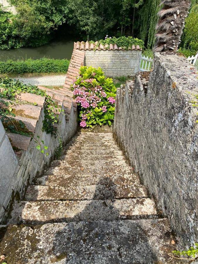 Une maraîchine en bord de conche avec barque sans linge de maison in Arçais, Région de Niort
