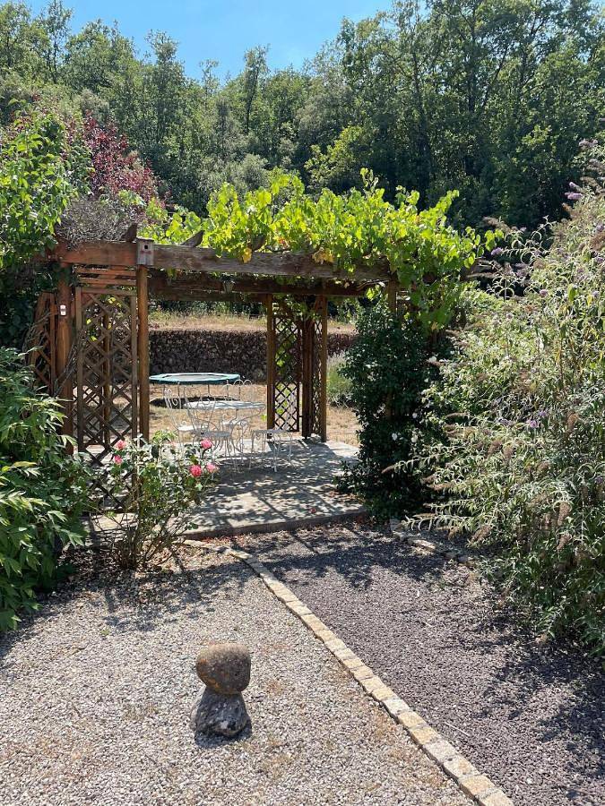 Location de vacances pour 5 personnes, avec jardin ainsi que vue et piscine, adapté aux familles à Châteaudouble - 3