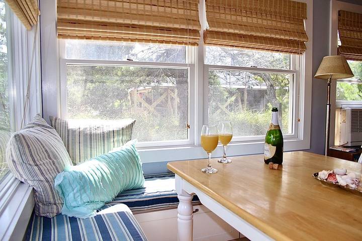 Vacation rental for 10 people, with yard and terrace as well as hot tub, with pets in Fire Island