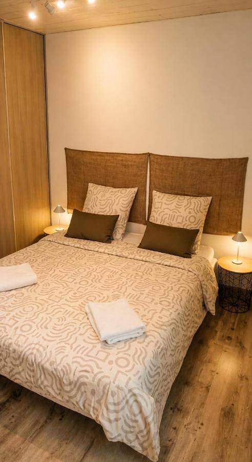 Gîte pour 8 personnes, avec terrasse ainsi que vue et jardin à Floirac - 4