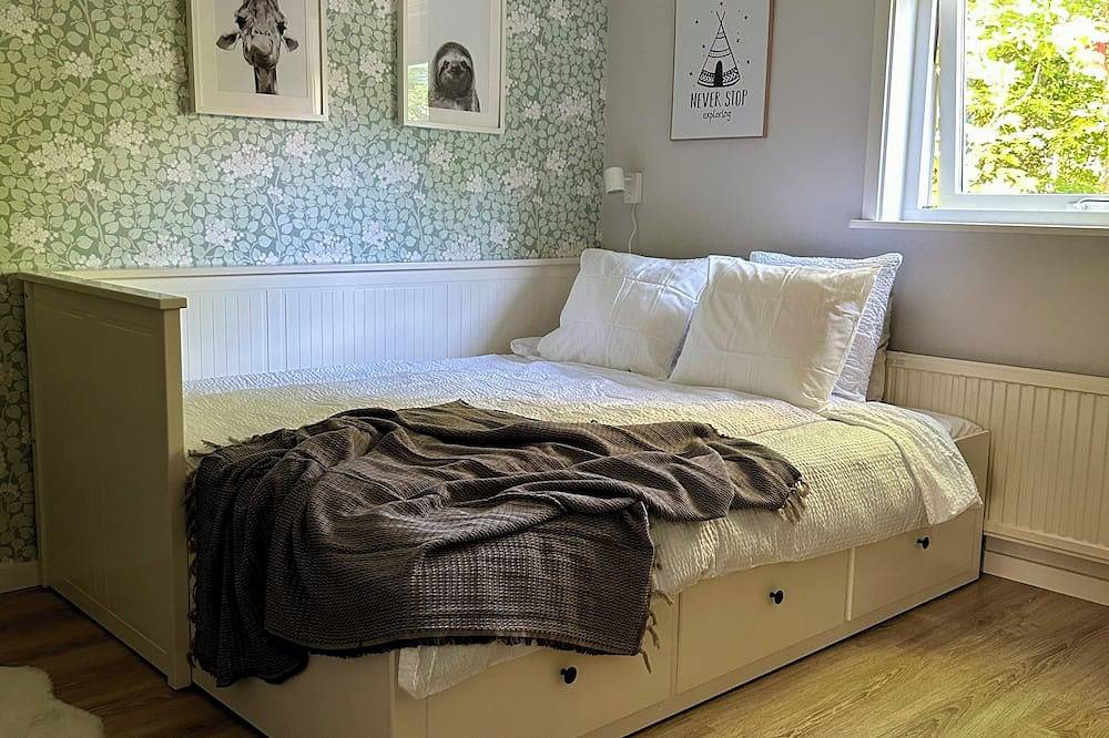 Lakeview spacious family home in Trollhättan, Västergötland