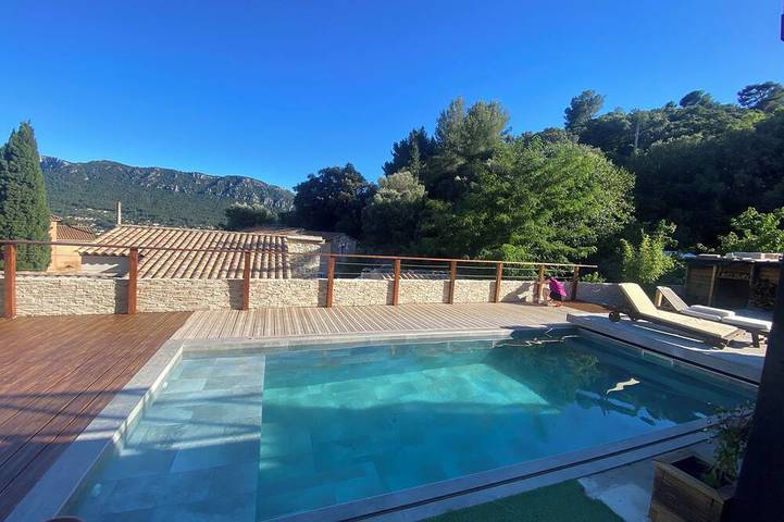 Location de vacances pour 12 personnes, avec piscine à Le Revest-les-Eaux