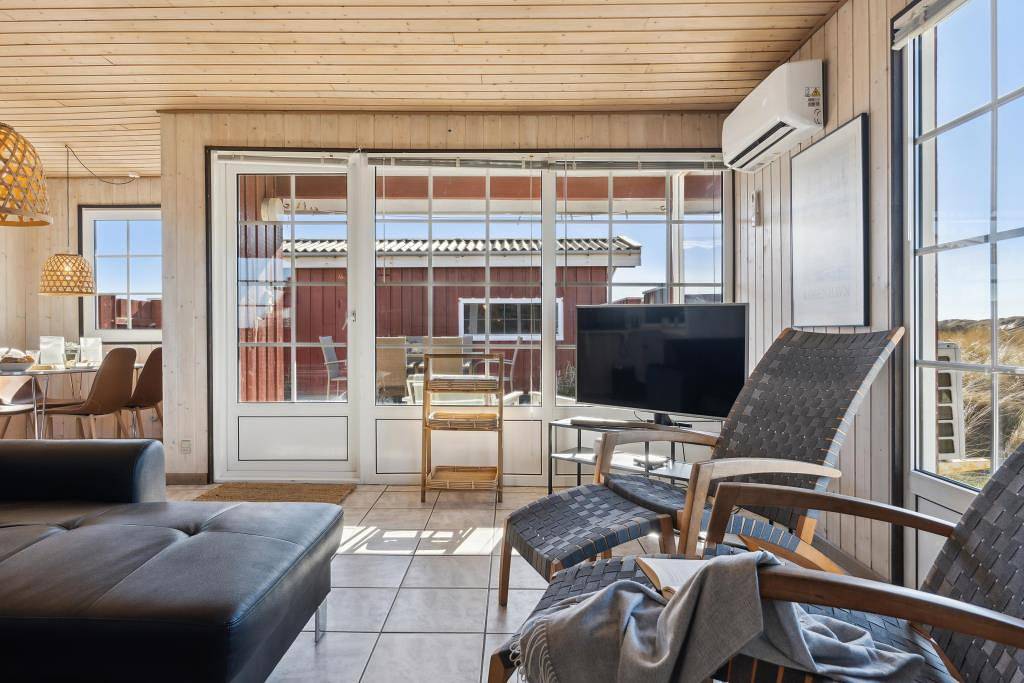 Beautiful vacation home in Krylen 49 - dune view and space for coziness in Ringkøbing, Holmsland Klit