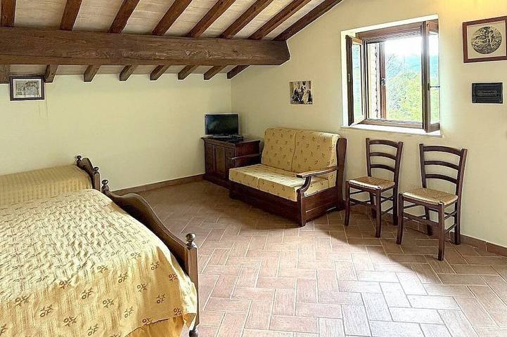Casa Fronda B: A graceful apartment that is part of an ancient country house situated at a short distance from the shores of Lake Piediluco, with Free Wi-Fi. in Terni, Valnerina